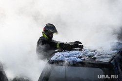 Последствия пожара на автостоянке у башни Исеть. Екатеринбург, пожарный, тушение пожара, сгоревший автомобиль, поджог автомобиля, машина сгорела, поджог машины