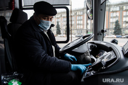 Передача новых автобусов, полученных Екатеринбургом в лизинг в рамках федеральной программы «Безопасные и качественные дороги». Екатеринбург, водитель автобуса, автобус, кабина водителя, общественный транспорт, медицинская маска, защитная маска, маска на лицо