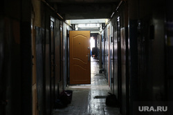 Дом по ул. Ставропольская 1 , который экстренно расселяют.  Тюмень, коридор, мрак, открытая дверь, двери, общежитие, ставропольская 1