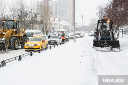 Уборка снега. Екатеринбург, снег на тротуаре, уборка снега, пробка, трактор, уборка тротуара