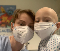 Пятилетняя шадринка лечится от редкой формы рака крови в клинике Фрайбурга