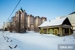 Виды города зимой. Сургут, деревянный дом, зима, ветхое жилье, новостройки