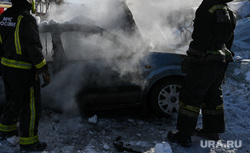 Последствия пожара на автостоянке у башни Исеть. Екатеринбург, мчс, пожарный, улица февральской революции, сгоревший автомобиль, пожар на автостоянке, пожар на парковке, машина сгорела