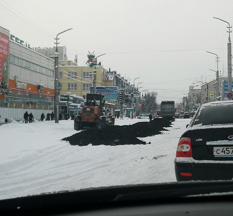Курганцы обсуждают укладку асфальта в снег на центральной улице