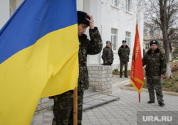 Безоружные украинские военные встретились с Российскими. Переговоры.Севастополь. Крым. Аэропорт Бельбек, флаг украины, армия
