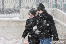 Виды Екатеринбурга, зима, медицинская маска, снегопад, маска на лицо, масочный режим, снег в лицо
