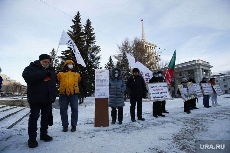 Митинг у Дома офицеров против установки бюста Сталина. Екатеринбург
