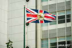 Флаг ЛГБТ сообщества на посольстве Великобритании. Москва, флаг великобритании, посольство великобритании, юнион джек, британский флаг