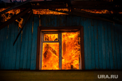 Пожар в расселенном доме, в поселке Солнечный. Сургут, пожар, огонь