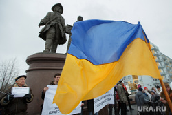 Пикет за мир у памятника Татищеву и Де Генину. Екатеринбург, пикет, флаг украины