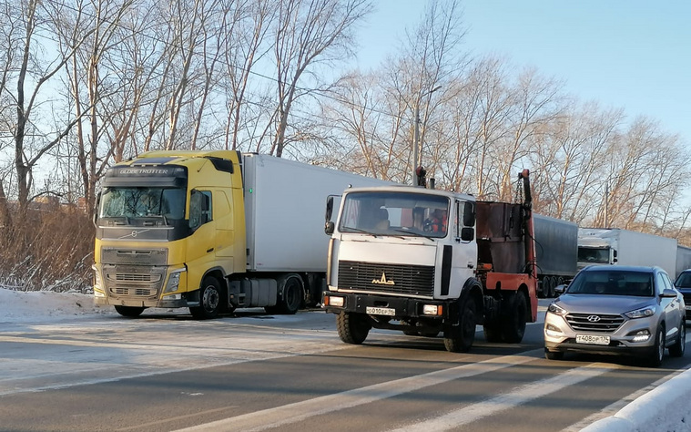 Скопление грузовиков мешает передвигаться жителям Копейска и его окрестностей