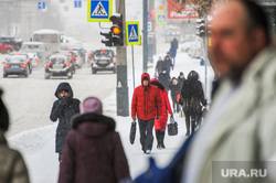 Снегопад, зима. Челябинск, снег, пешеход, снегопад, зима, люди, дорога