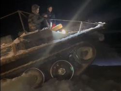 Под перевалом Дятлова с помощью танка строят ледовые переправы. Видео