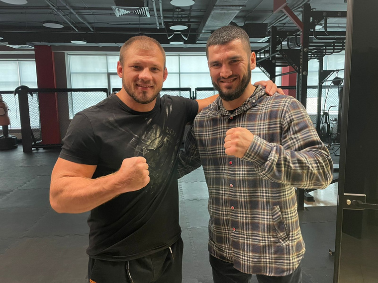 Иван Штырков (на фото слева) назвал Артура Бетербиева одним из самых мощных и доминирующих боксеров своего дивизиона