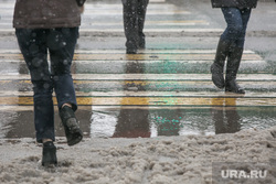 Снегопад в Москве. Москва, снежная каша, снег на дороге