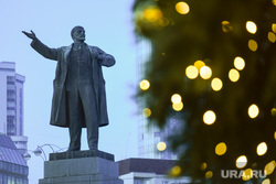 Новогодняя иллюминация на улицах города. Екатеринбург, памятник ленину, иллюминация