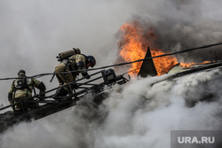 Пожар в историческом здании по ул. Дзержинского 34. Тюмень, дым, пожар, огонь