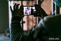 Презентация брендбука Тюмени. Тюмень, фотосъемка, смартфон в руке