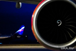 Флагманский самолет Boeing 777-300ER авиакомпании «AZUR air». Екатеринбург, воздушное судно, турбина, двигатель, триколор, флаг россии, пассажирский самолет, ночь, авиаперевозки