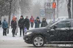 Снегопад. Челябинск, пешеходный переход, пешеход, перекресток, автотранспорт, снегопад