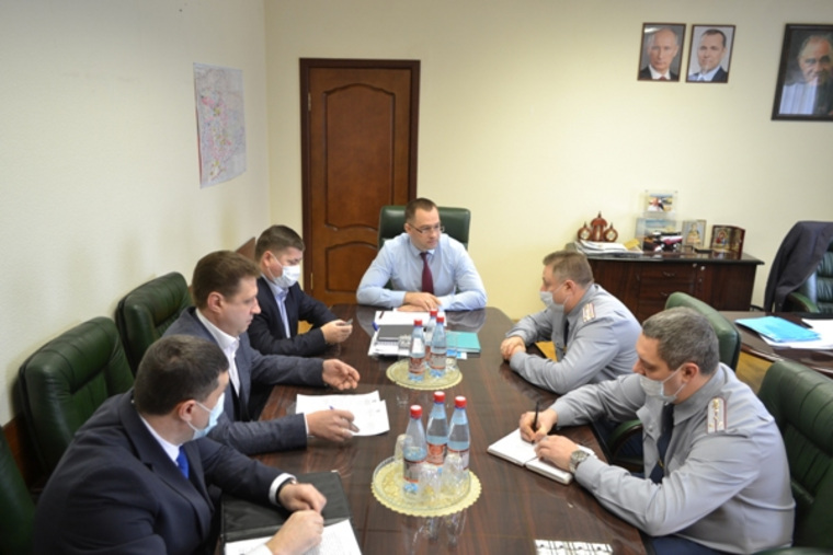 Владимир Архипов (в центре фото) встретился с руководством областного УФСИН