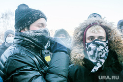 Несанкционированная оппозиционная акция. Тюмень, человек в маске, люди в масках, митинг, несанкционированная акция, мороз, холод, молодежь, несанкционированный митинг