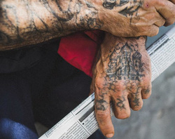 Татуировки на руках бывшего заключенного, заключенные, зек, вор в законе, криминал