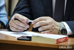 Судебное заседание по уголовному дела директора аэропорта Коваленко. Курган 
, ежедневник, часы, руки, шариковая ручка
