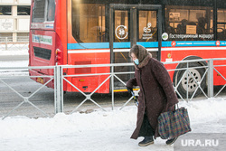 Виды города, зима. Тюмень, бабушка, автобус, общественный транспорт, пенсия, пожилой человек, пенсионеры
