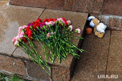 Цветы в память о погибших в Керчи у памятника Орленку. Челябинск, гвоздики, цветы, игрушка, память