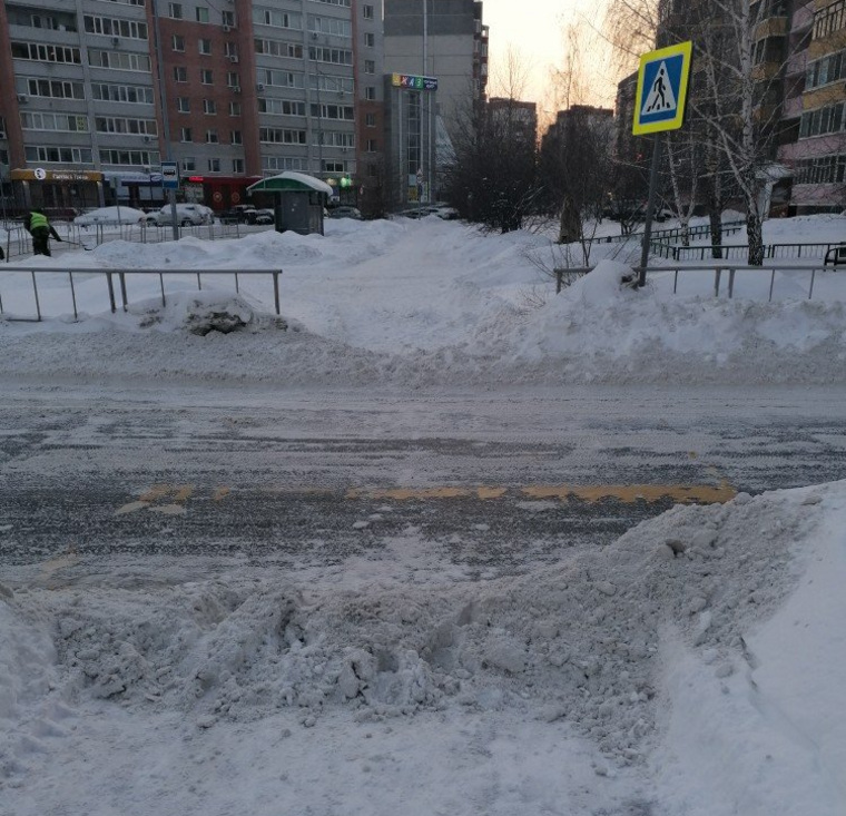 Преодолевать снежный занос приходится пешеходам на Широтной