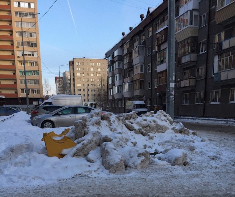 На Пролетарской снег сгребли прямо на детскую площадку