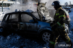 Последствия пожара на автостоянке у башни Исеть. Екатеринбург, мчс, пожарный, сгоревший автомобиль, пожар на автостоянке, пожар на парковке, машина сгорела