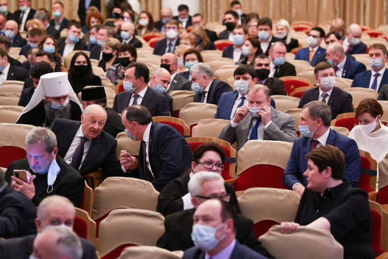 Уже вечером 17-го Алексей Орлов (по центру) и Игорь Володин (справа) сидели в одном ряду на губернаторском приеме в филармонии. Но за всю церемонию не обменялись ни одной репликой