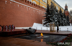 Возложение цветов к Вечному Огню. Москва, могила неизвестного солдата, возложение цветов, кремль, зюганов геннадий, вечный огонь