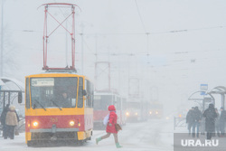 Виды города, снег. Екатеринбург, снегопад, метель, непогода, трамвай