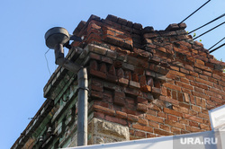 Руины памятника архитектуры Труда 97 Челябинск, водосточная труба, руины памятника архитектуры