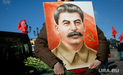 Коммунисты на Манежной площади, перед возложением цветов к могиле Сталина в годовщину его смерти. Москва, сталин, кпрф, митинг, коммунистическая партия, коммунисты, красные флаги