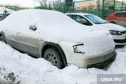 Уборка снега во дворах. Тюмень, автомобиль в снегу, снег во дворе, автомобили во дворе, машина в снегу, машины во дворе