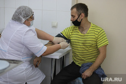Вакцинация сотрудников завода «Стальмост». Курган , медкабинет, измерение артериального давления, вакцинация