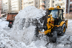 Виды Екатеринбурга, сугроб, уборка снега, снегоуборочная техника, уборка двора, куча снега, снежная зима