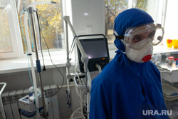 Министр здравоохранения Челябинской области Юрий Семёнов в госпитальной базе по лечению коронавирусной инфекции. Магнитогорск, медсестра, процедурный кабинет, здоровье, коронавирус, защитная одежда врача, ковид 19
