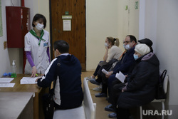 Вакцинация ветеранов вторым компонентом вакцины "Гам-КОВИД-Вак" ("Спутник V"). Екатеринбург, поликлиника, прием у врача, больница, очередь к врачу, очередь в больнице, поликлиника 23