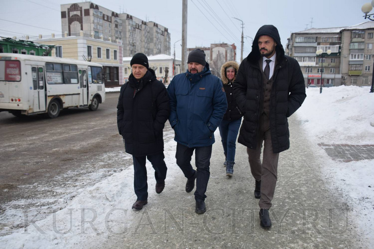 Выездное совещание на улице Куйбышева провел Роман Медведев (справа)