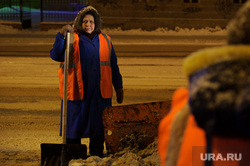 Ночная уборка улиц от снега. Екатеринбург, дворник, уборка снега, чистка дороги, коммунальные службы, рабочий