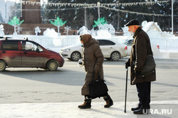 Городские зарисовки. Челябинск, пенсионер, пешеход, зима, нищая, бедность, побирушка, масочный режим