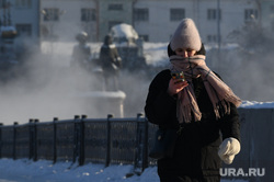 Виды Екатеринбурга, зима, сотовая связь, сотовый телефон, теплая одежда, холод, морозы