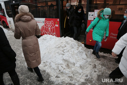 Город. Пермь, снег, уборка снега, автобус, остановка автобусная