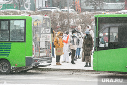 Виды города, зима. Тюмень, остановка, автобусная остановка, автобус, общественный транспорт, остановка общественного транспорта