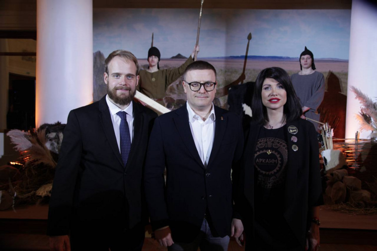 Автор проекта, археолог Сергей Семьян, Алексей Текслер и Ирина Текслер (слева направо)